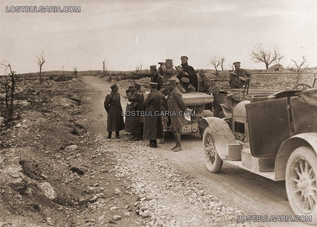 С автомобил из превзетите италиански позиции в южните Алпи, Caporetto (?), октомври-ноември 1917 г.