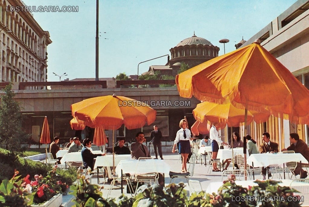 София, кафенето в подлеза между ЦУМ и хотел "Балкан", 70-те години на ХХ век