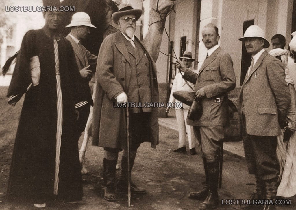 Цар Фердинанд, д-р Иван Буреш (без шапка) - директор на Царския музей по естествена история (днес Природонаучен музей), и други спътници, Египет, 1929 г.