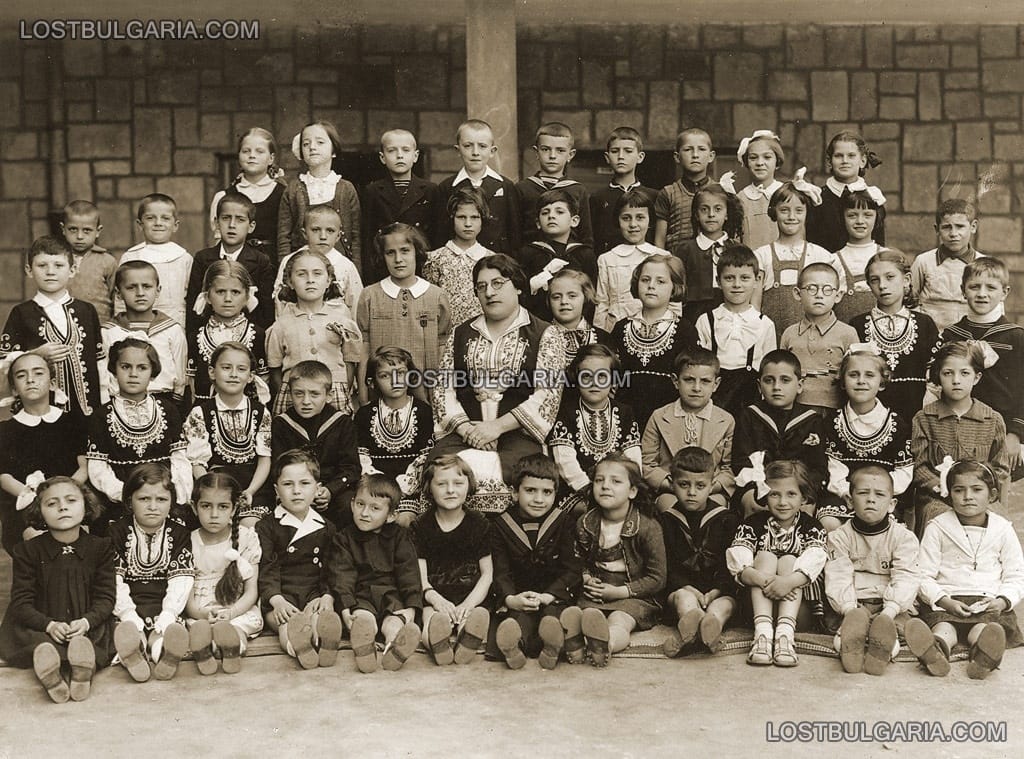 Ученици в народни носии със своята учителка, София 1939г.