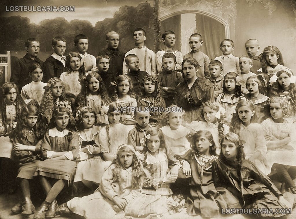 Учителка със своите ученици, 20-те години на ХХ век