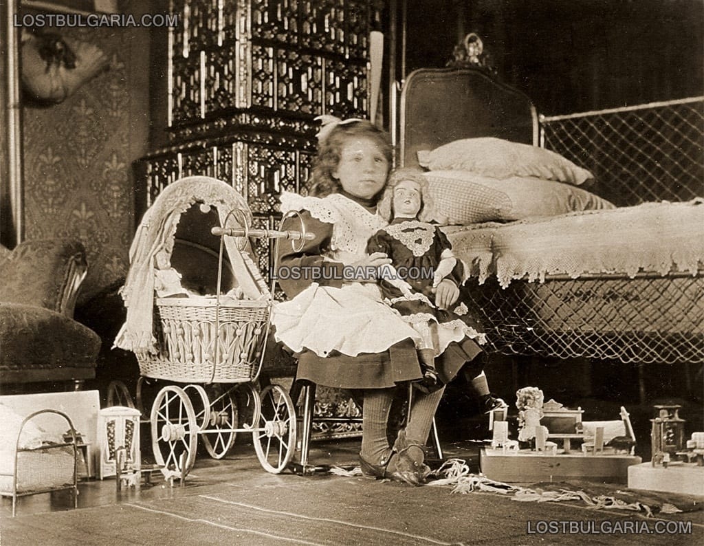 Дете със своите играчки, София 1907г.