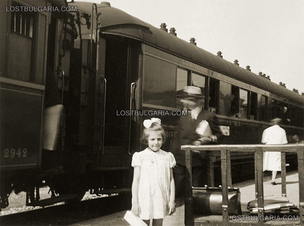 Дете с бяла рокличка на перон, 30-те години на ХХ век