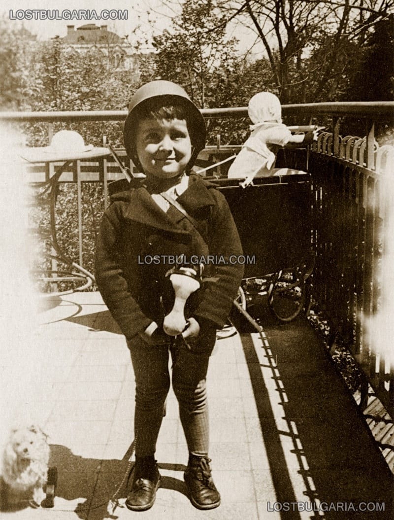 Две деца на терасата, в дъното - Художествената академия, 20-те години на ХХ век