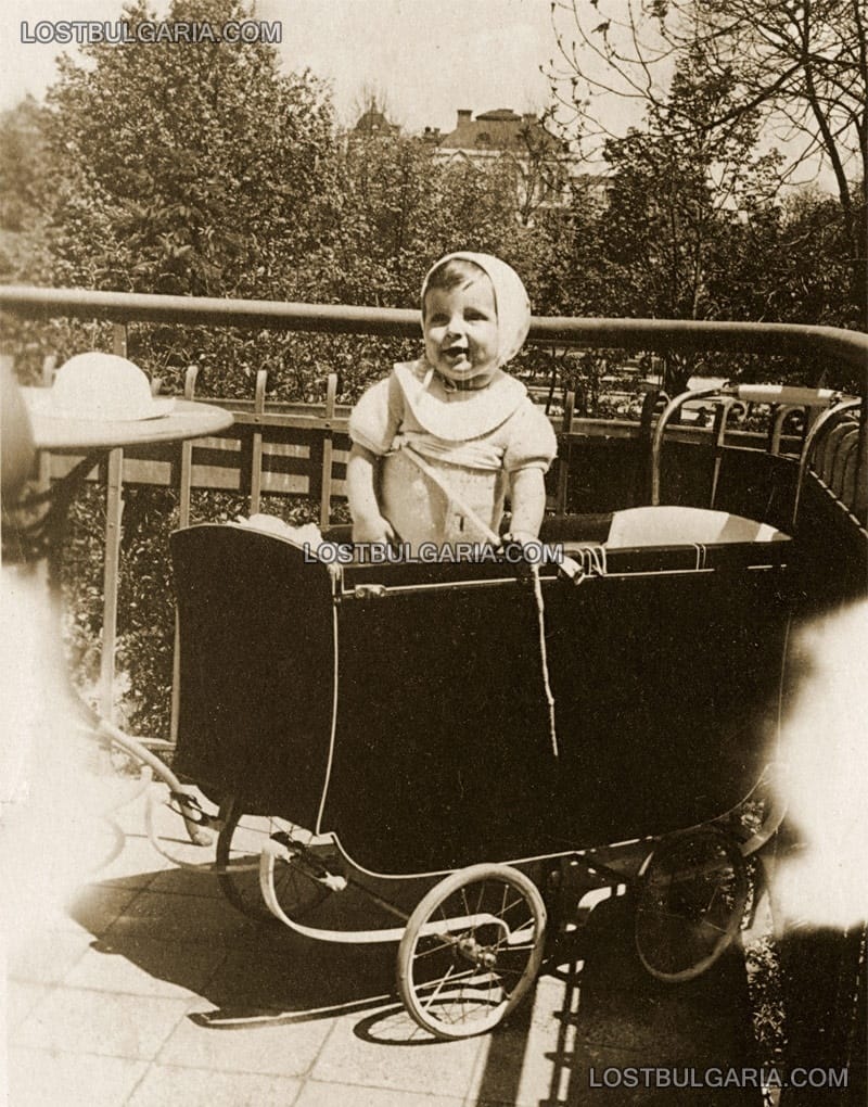 Дете в количка на терасата, в дъното - Художествената академия, 20-те години на ХХ век