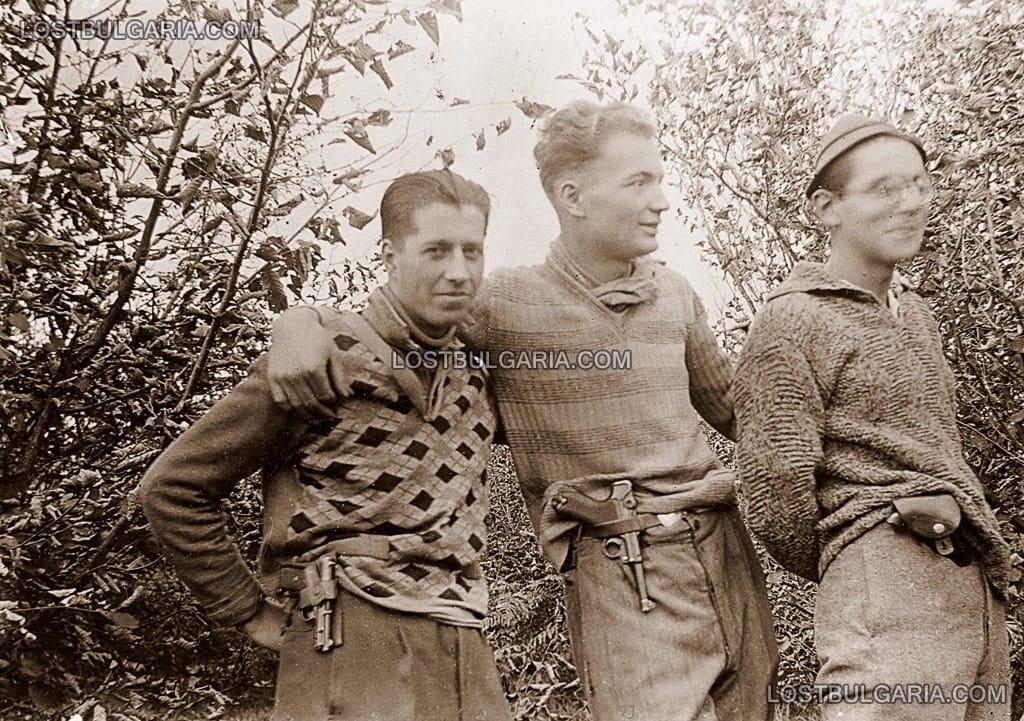 Трима въоръжени младежи, надписана: "Витоша, 1931 г."