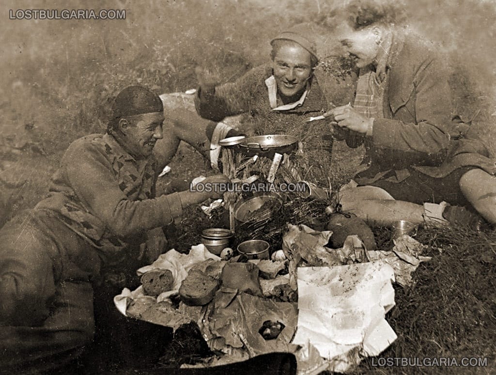 Трима младежи на пикник, надписана: "Витоша, 1931 г."
