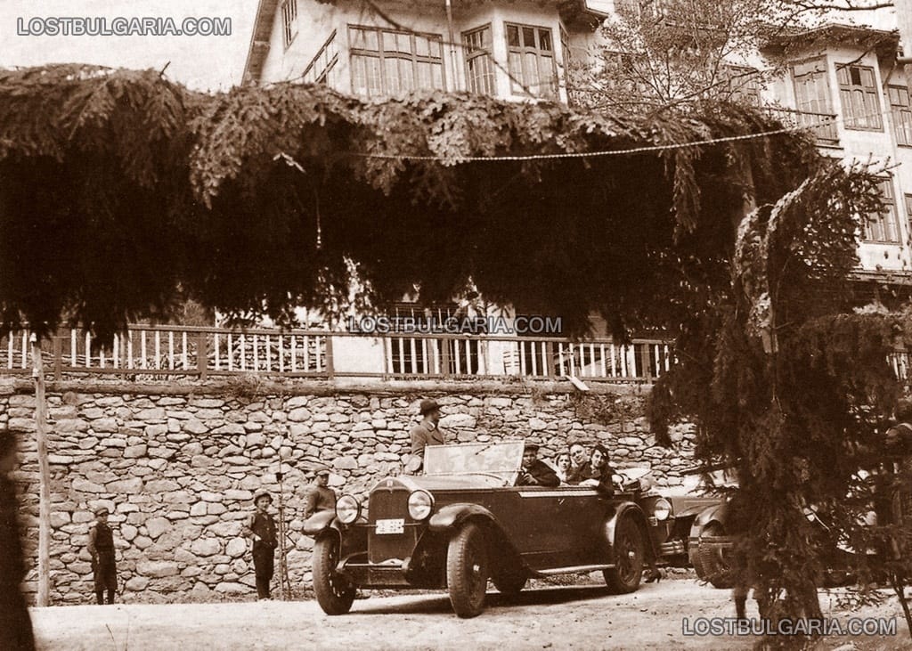 Костенец, таксиметрови автомобили пред хотел-ресторант "Еделвайс", 1931 г.