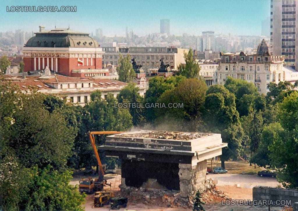 София, разрушаването на мавзолея на Георги Димитров, август 1999 г.