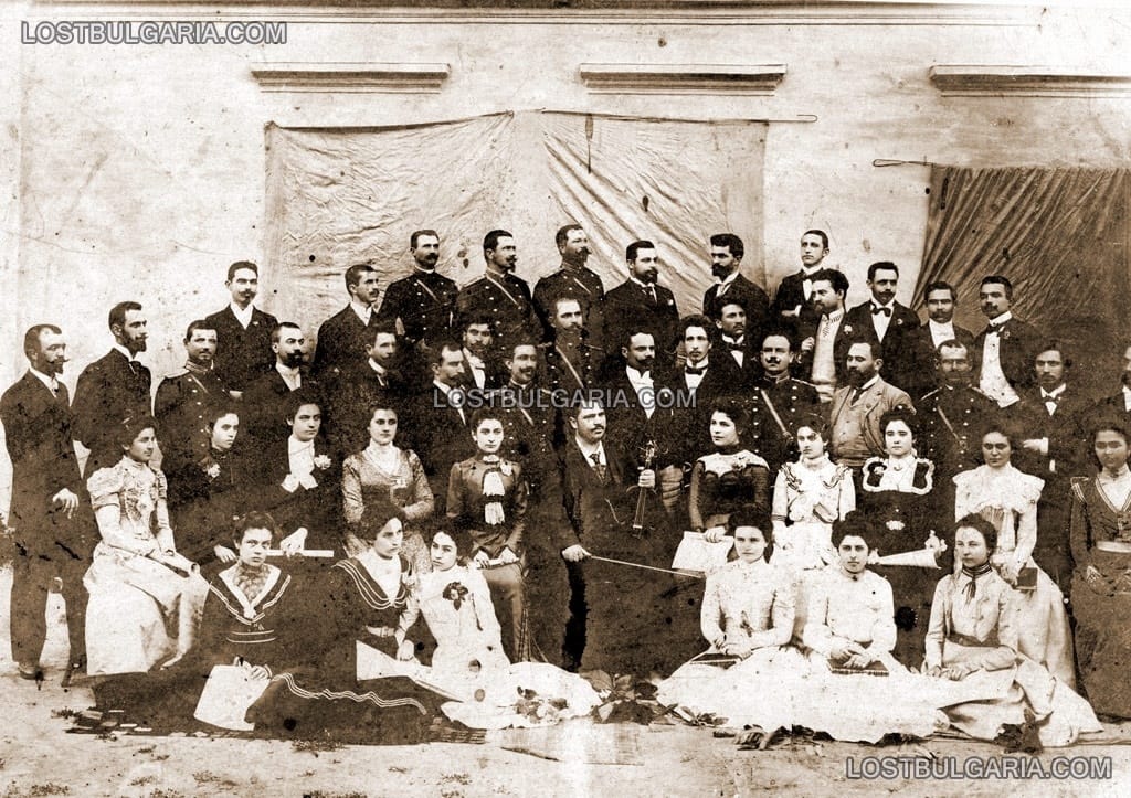 Първият в България смесен църковен хор, основан от Руси Коджаманов (в средата с цигулката), Видин, 1899 г.