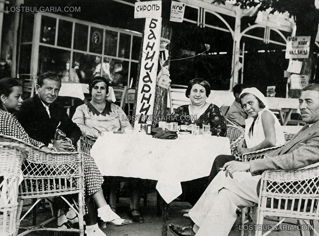 Градско семейство в сладкарница, 30-те години на ХХ век