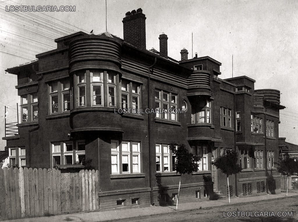 Интересна сграда, наречена "Червената къща", Ямбол, около 1930 г.