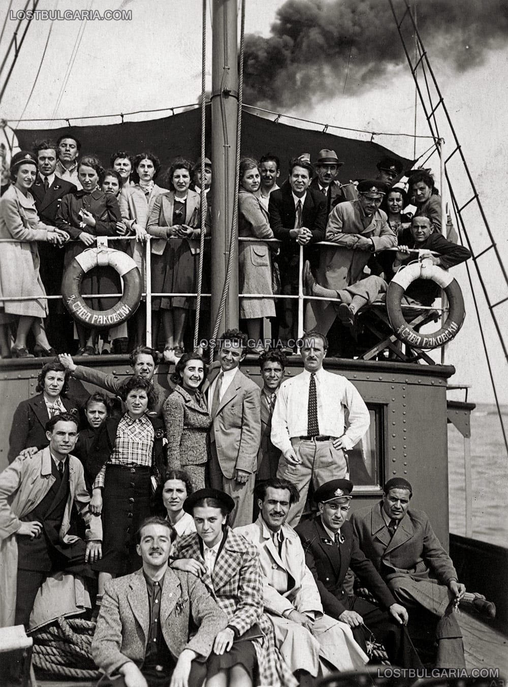 Групова снимка за спомен на пасажерите и екипажа на параход "Георги Сава Раковски", 30-те години на ХХ век