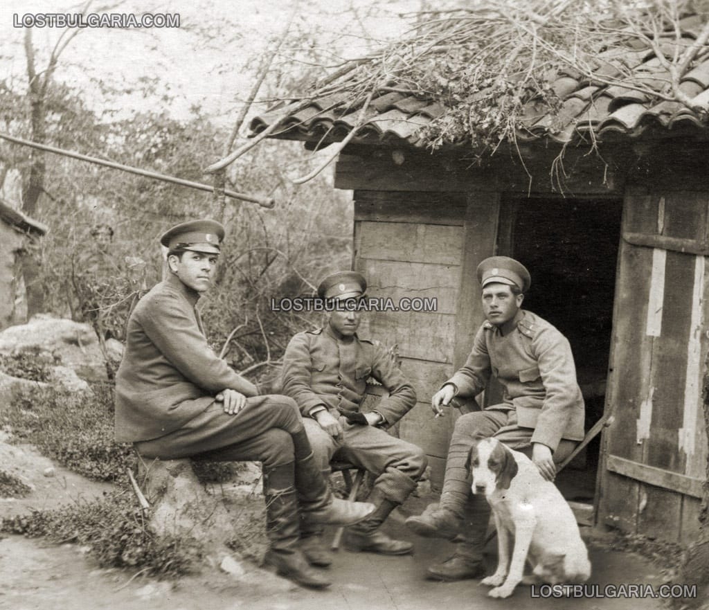 Офицери пред замаскирани с клони бараки, Южния фронт, април 1918 г.