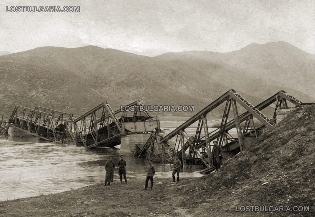 Български офицери край взривен от противника железопътен мост, Южния фронт, 1917 г.