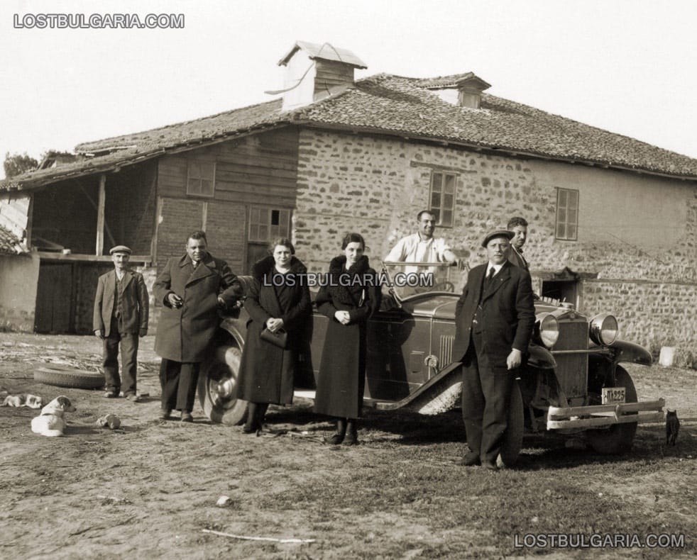 Смяна на гума по време на път с автомобил ФИАТ с плевенски номер, 2 май 1936 г.