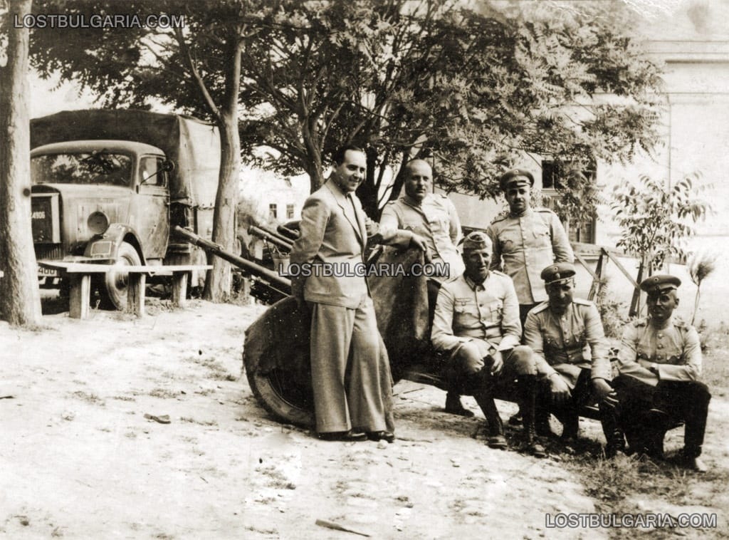 Български полицаи и германски офицер, край временен лагер на немски войски в България