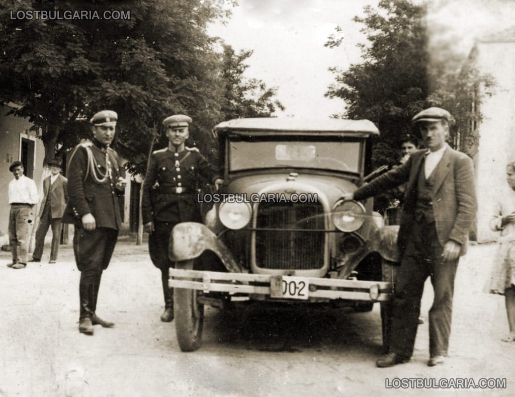 Униформени полицаи, снимани до автомобил Форд А (Ford A), 30-те години на ХХ век