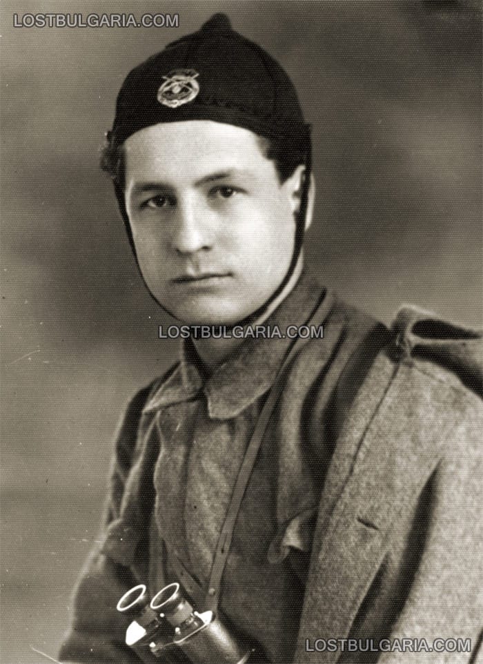 Деец на ВМОРО в униформа на организацията, 30-те години на ХХ век