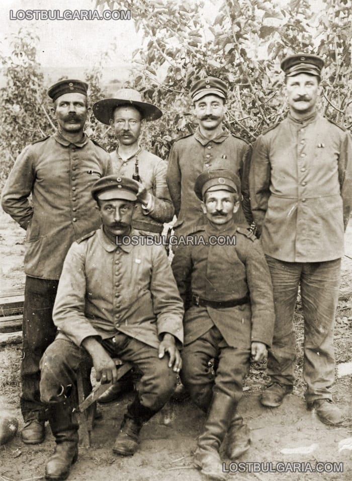Български младши подофицер с група германски войници
