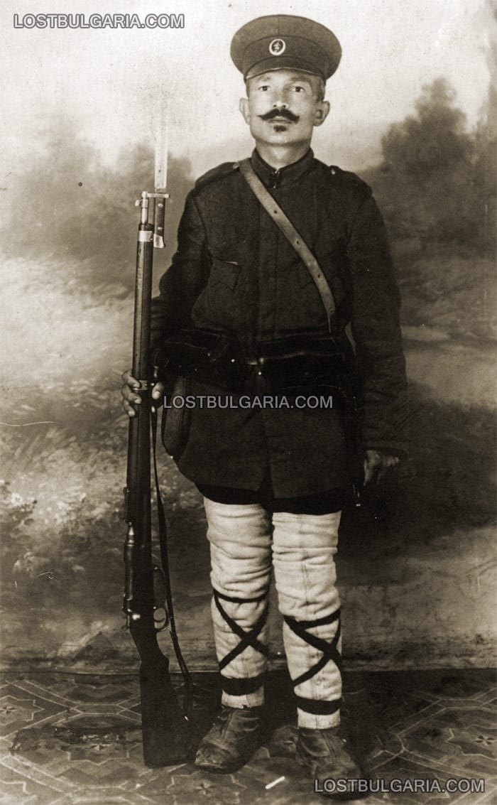 Български войник в бойно снаряжение, с пушка Манлихер М95