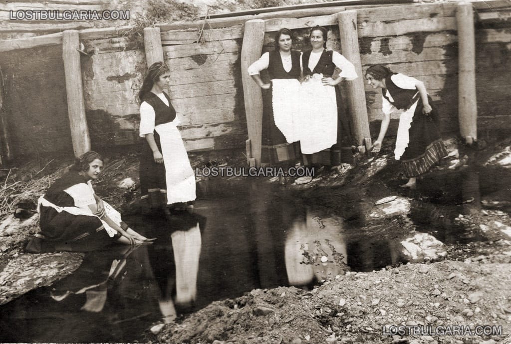 Жени с народни носии в Плачковци, 1929 г.