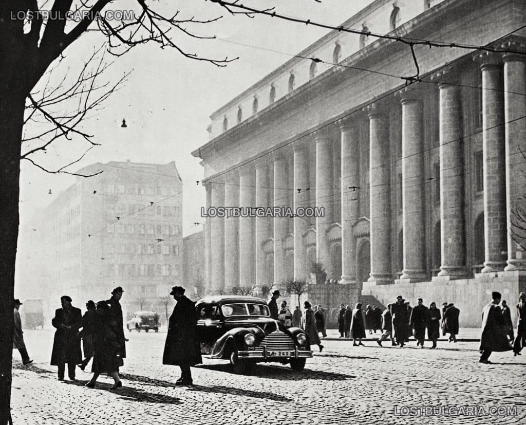 София, автомобил пред Съдебната палата, 50-те години на ХХ век