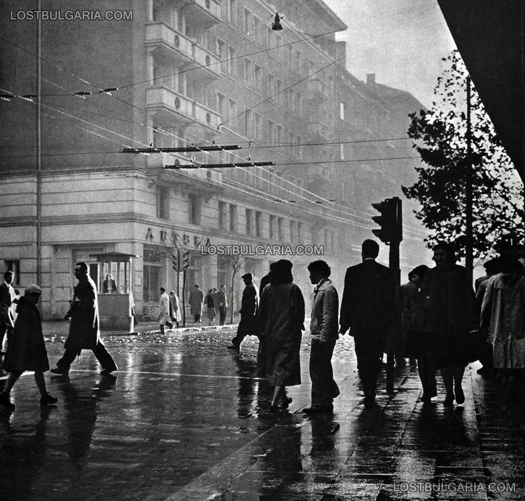 София, кръстовището на ул. "Граф Игнатиев" и ул. "Раковски", 50-те години на ХХ век