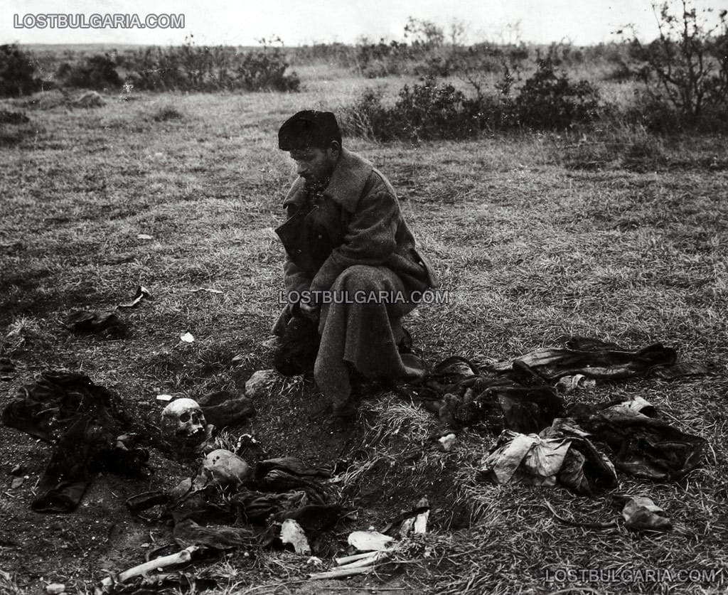 Войводата Димитър Маджаров пред останките на двама другари, загинали в сражението при Фере (дн.Гърция)