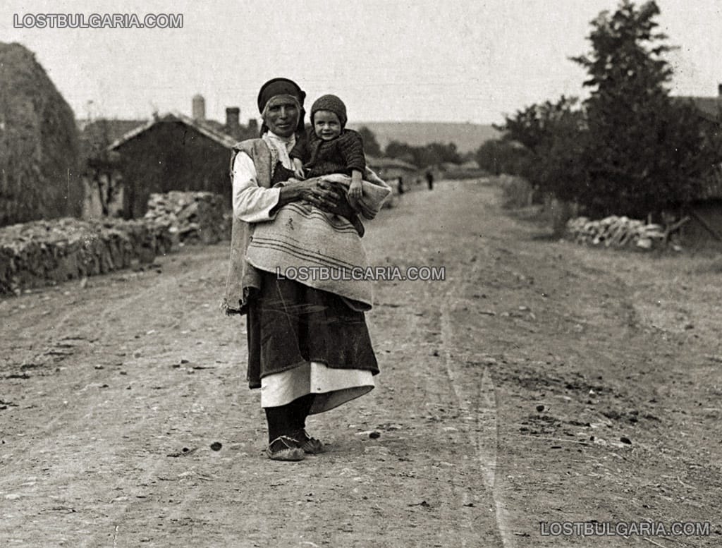 Селянка, облечена в носия от софийските села, 20-те години на ХХ век