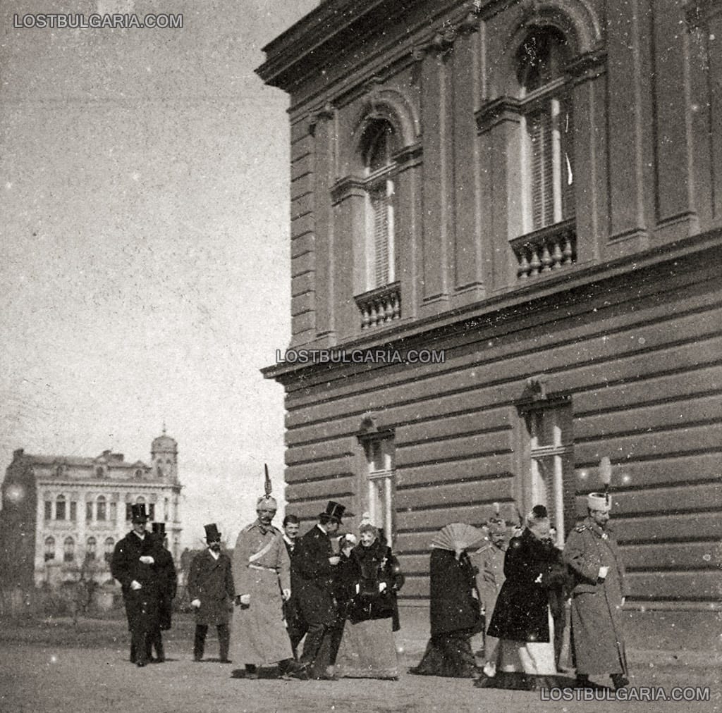 Княз Фердинанд и майка му принцеса Клементина Бурбон-Орлеанска пред Двореца в София, на заден план - Димитър Станчов (началник на Тайния кабинет на Княза), заедно с дворцовата свита, 14 февруари 1892 г.
