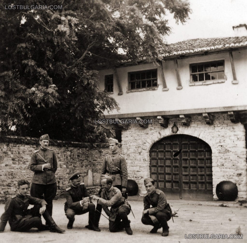 Група офицери пред входа на Двореца в град Балчик, 40-те години на ХХ век