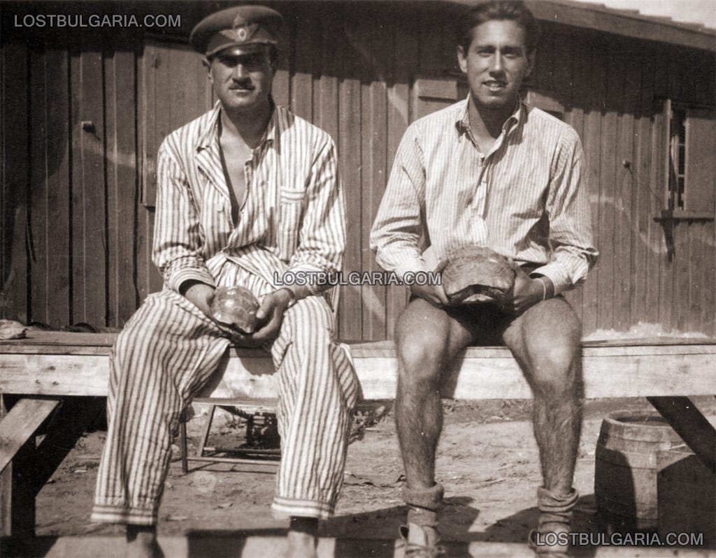 Свободно време преди полет, летци по пижами, с костенурки. Летище Пловдив, 1941 г.