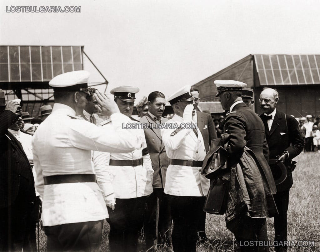 Началникът на Дирекция Въздухоплаване полк. Иван Михайлов посреща френски офицери от авиацията, около 1932 г., летище Божурище