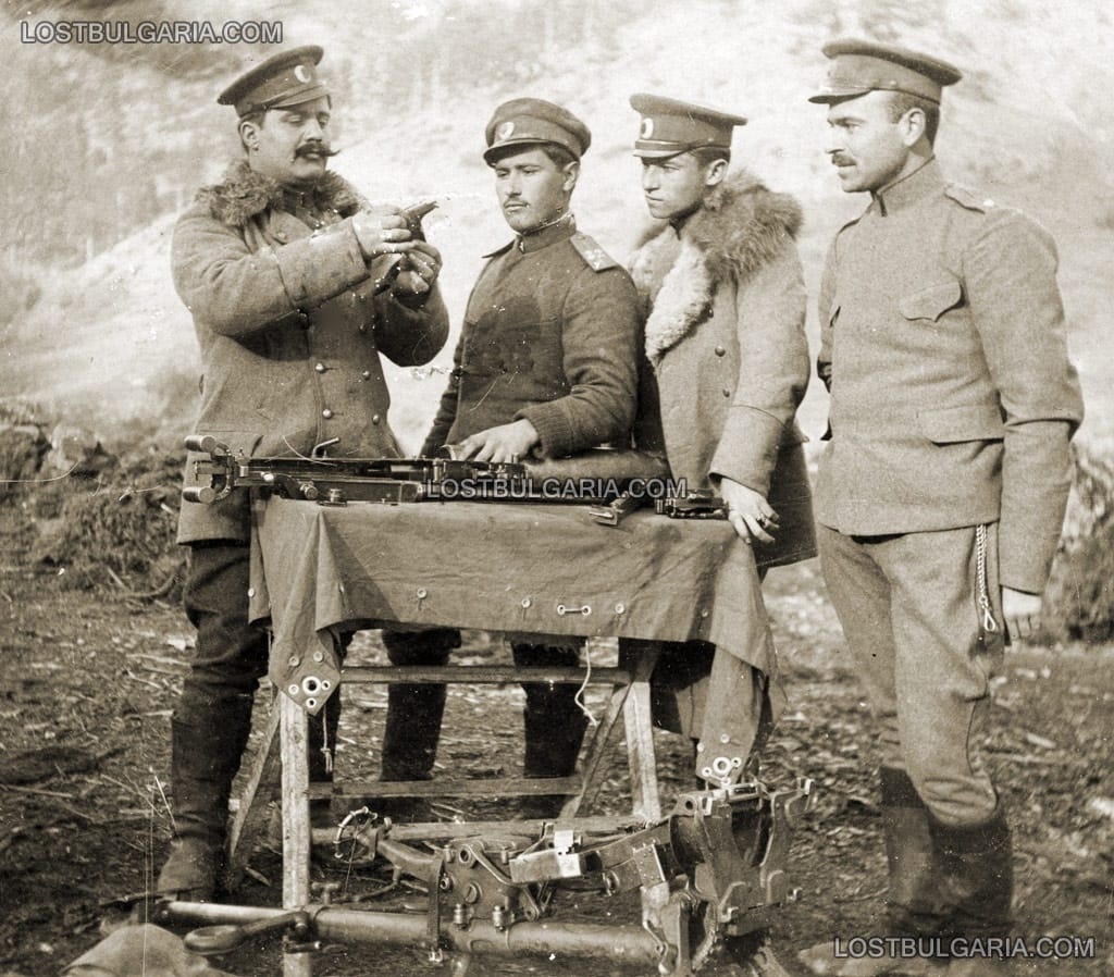 Офицери от 32-ри пехотен полк разглобяват картечница. Южния фронт, 1917 г.