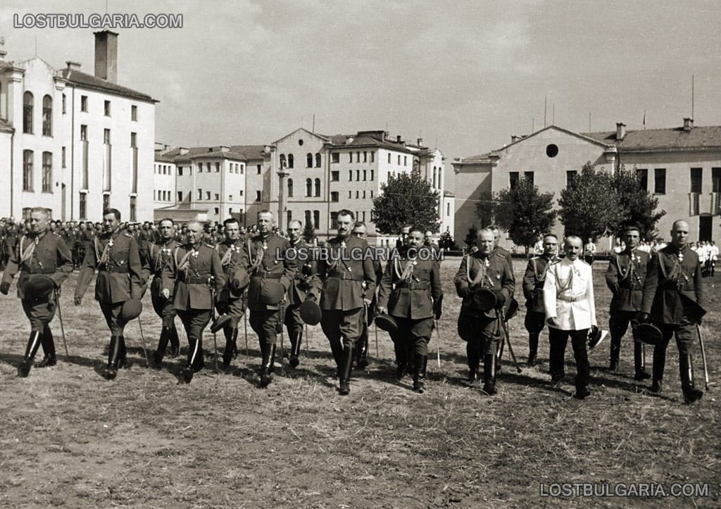 Висши военни в двора на Военното на Н.В. училище в София, преди траурна церемония по повод смъртта на цар Борис III, началото на септември 1943 г.