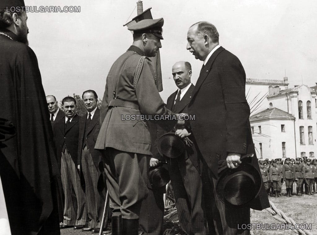 Княз Кирил Преславски и министър-председателят професор Богдан Филов се ръкуват в двора на Военното на Н.В. училище, преди траурна церемония по повод смъртта на цар Борис III. София, началото на септември 1943 г.