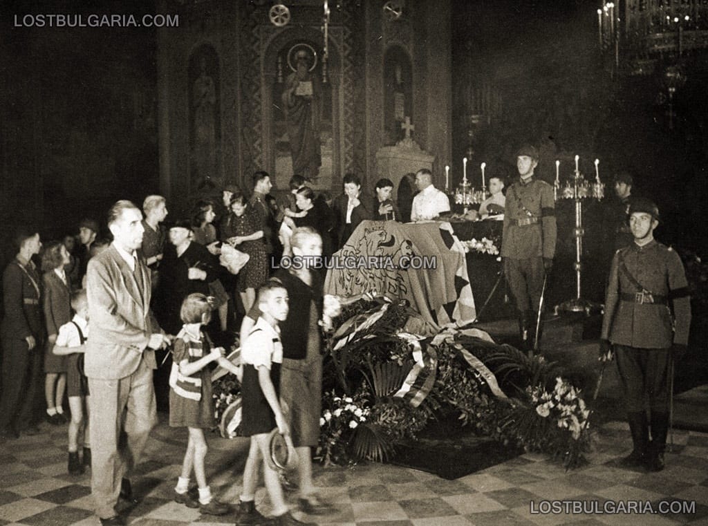 Граждани на поклонение пред тленните останки на Н.В. цар Борис III в катедралния храм "Св. Александър Невски". София, месец август 1943 г.