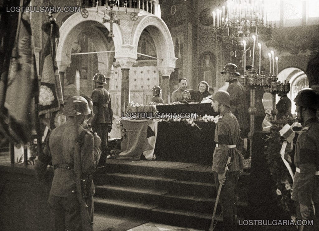 Поклонение пред тленните останки на Н.В. цар Борис III в катедралния храм "Св. Александър Невски". София, месец август 1943 г.