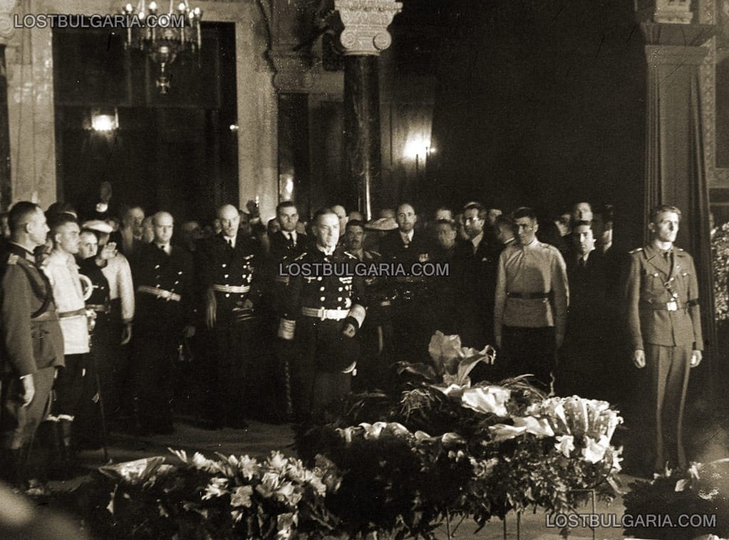Германската правителствена делегация, предвождана от гросадмирал Ерих Редер, отдава почит пред ковчега на Н.В. цар Борис III в катедралния храм "Св. Александър Невски". София, края на август 1943 г.