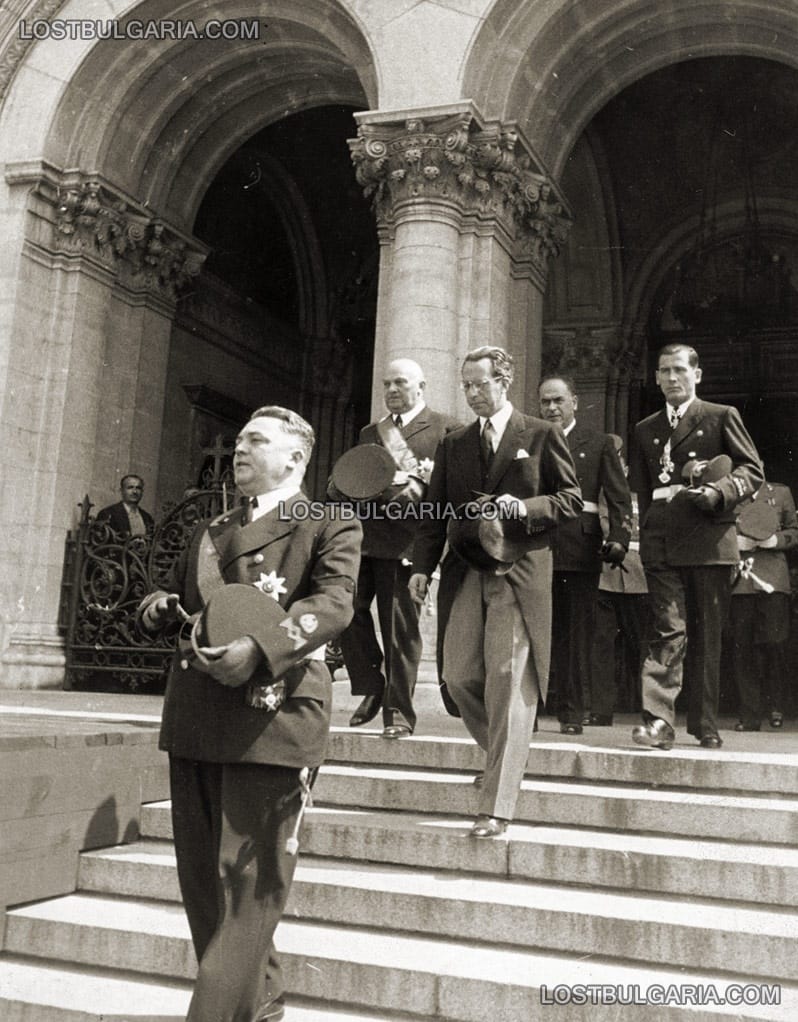 Чуждестранни дипломатически и военни представители пред катедралния храм "Св. Александър Невски", след поклонение пред тялото на цар Борис III. София, август 1943 г.