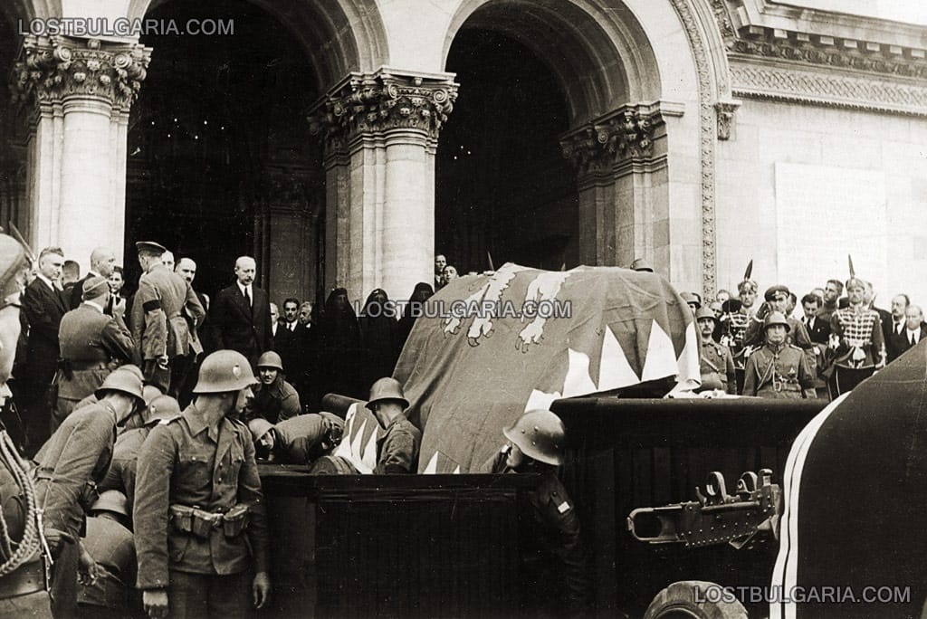 Ковчегът с тялото на цар Борис III е изнесен от храма "Св. Александър Невски" и положен на оръдеен лафет. Траурната процесия потегля към гарата, за да бъде отнесен и погребан в Рилския манастир. София, 5 септември 1943 г.