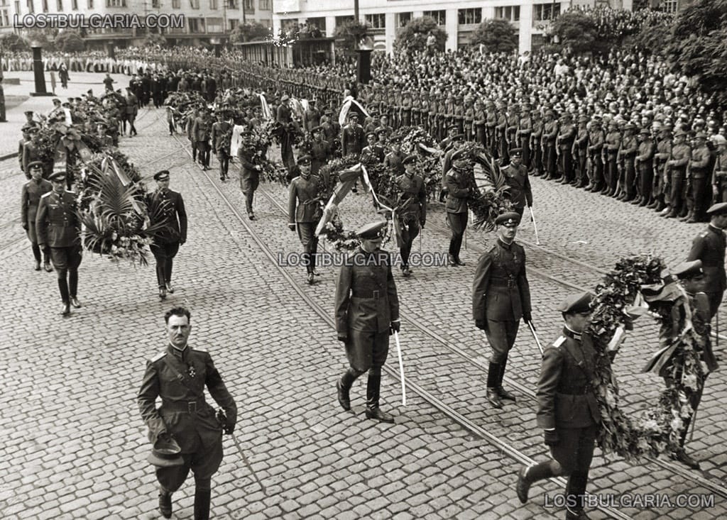 Траурната процесия с тялото на цар Борис III преминава през София. Август 1943 г.