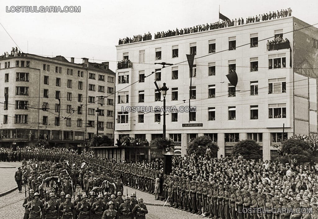 Траурната процесия с тялото на цар Борис III преминава из София пред хиляди опечалени граждани, 5 септември 1943 г.