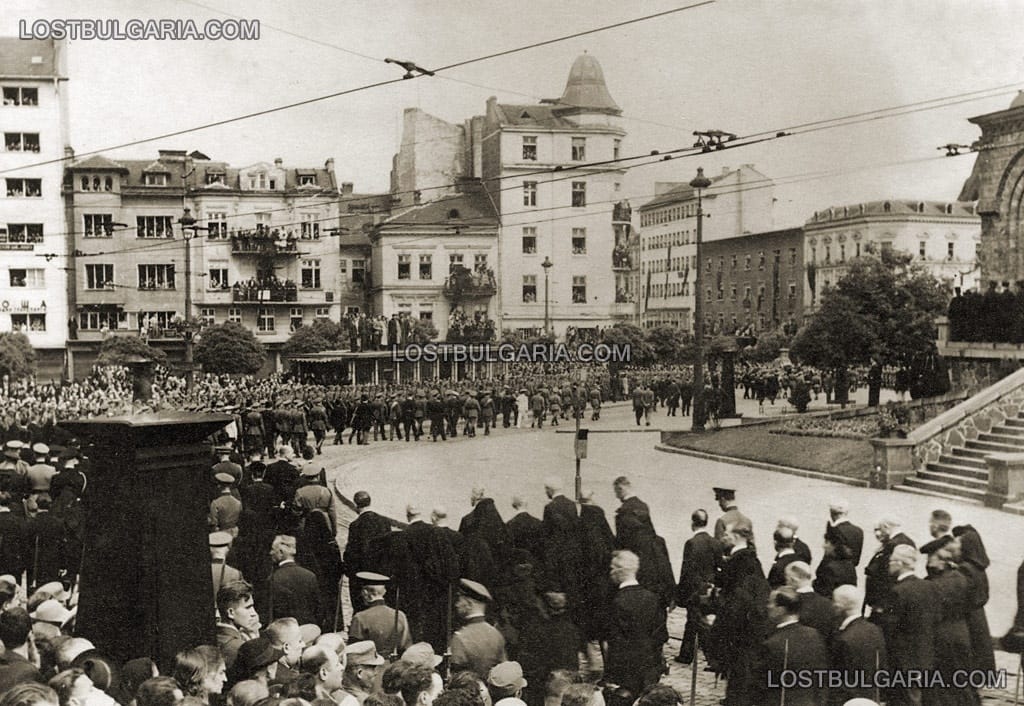 Траурната процесия с тялото на цар Борис III преминава през София пред хиляди опечалени граждани, 5 септември 1943 г.