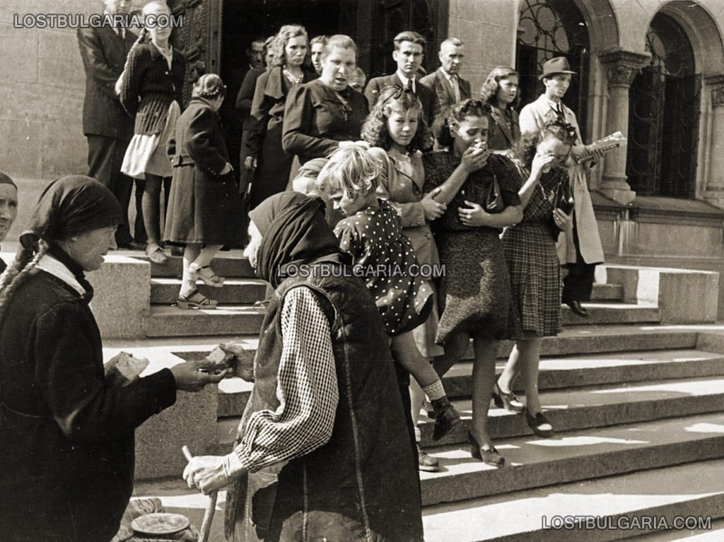 След поклонение пред тялото на Н.В. цар Борис III. София, август 1943 г.