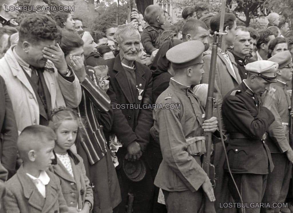 Внезапната смърт на цар Борис III на 28 август 1943 г. потапя страната в скръб. Сред опечаленото множество стои ветеран от Първата световна война. София, август 1943 г.