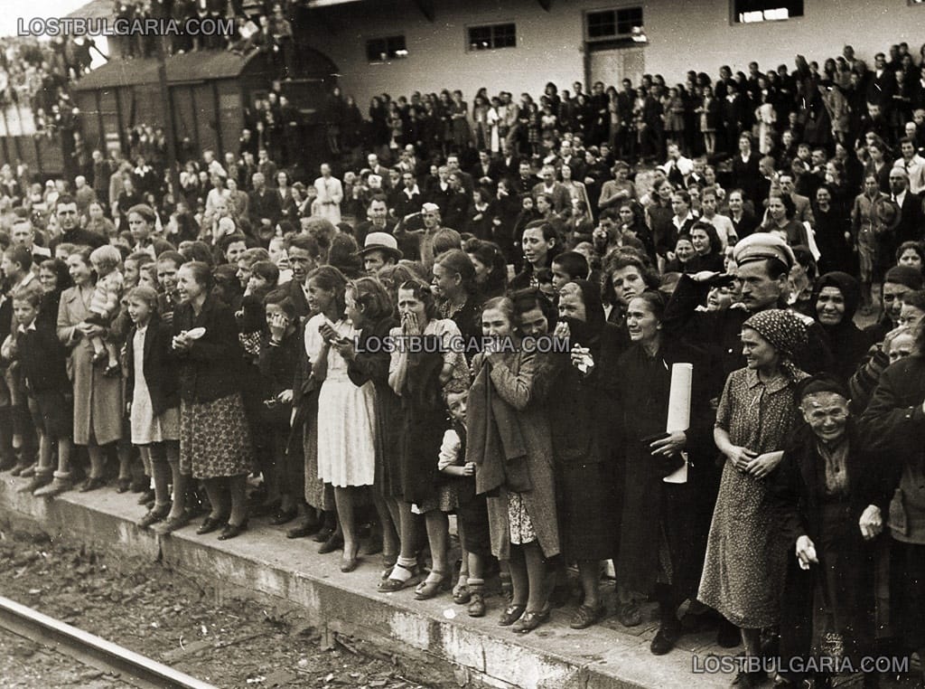 Скърбящи хора на някоя от гарите по маршрута на влака с ковчега на цар Борис III, 5 септември 1943 г.