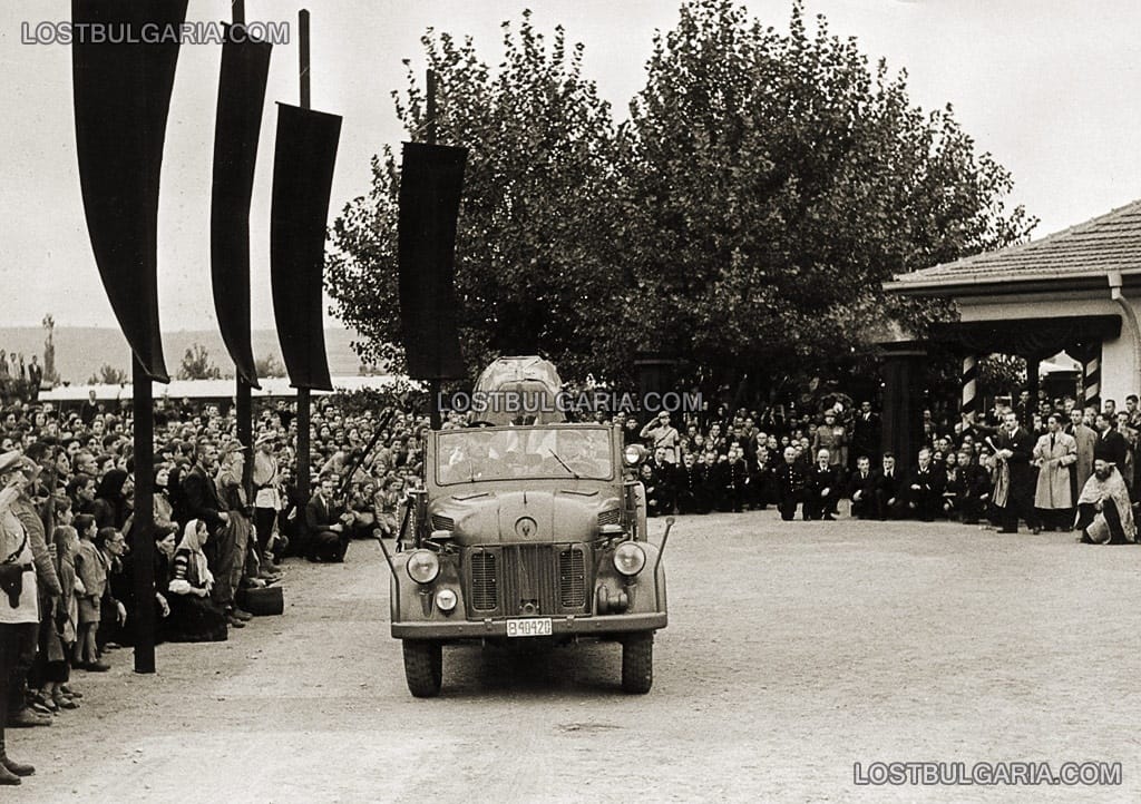 Ковчегът на цар Борис III е натоварен на военна кола Щаер за последния етап от Кочериново до Рилския манастир. По целия път има шпалир от скърбящи хора, 5 септември 1943 г.