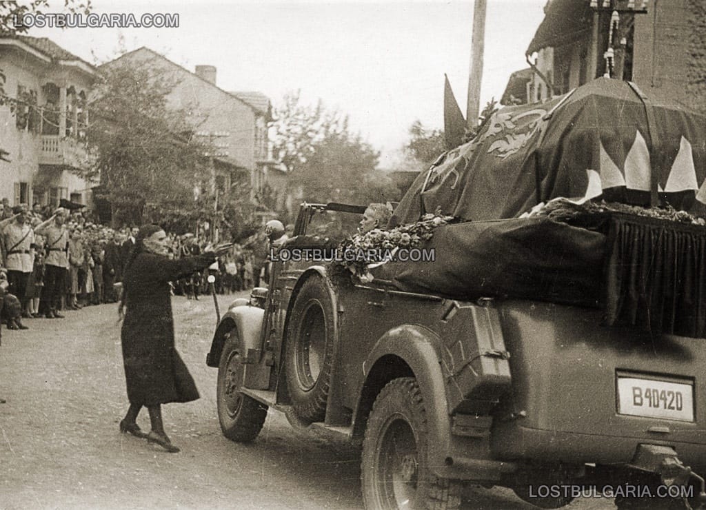 Ковчегът на цар Борис III е натоварен на военна кола Щаер за последния етап от Кочериново до Рилския манастир. По целия път има шпалир от скърбящи хора, 5 септември 1943 г.